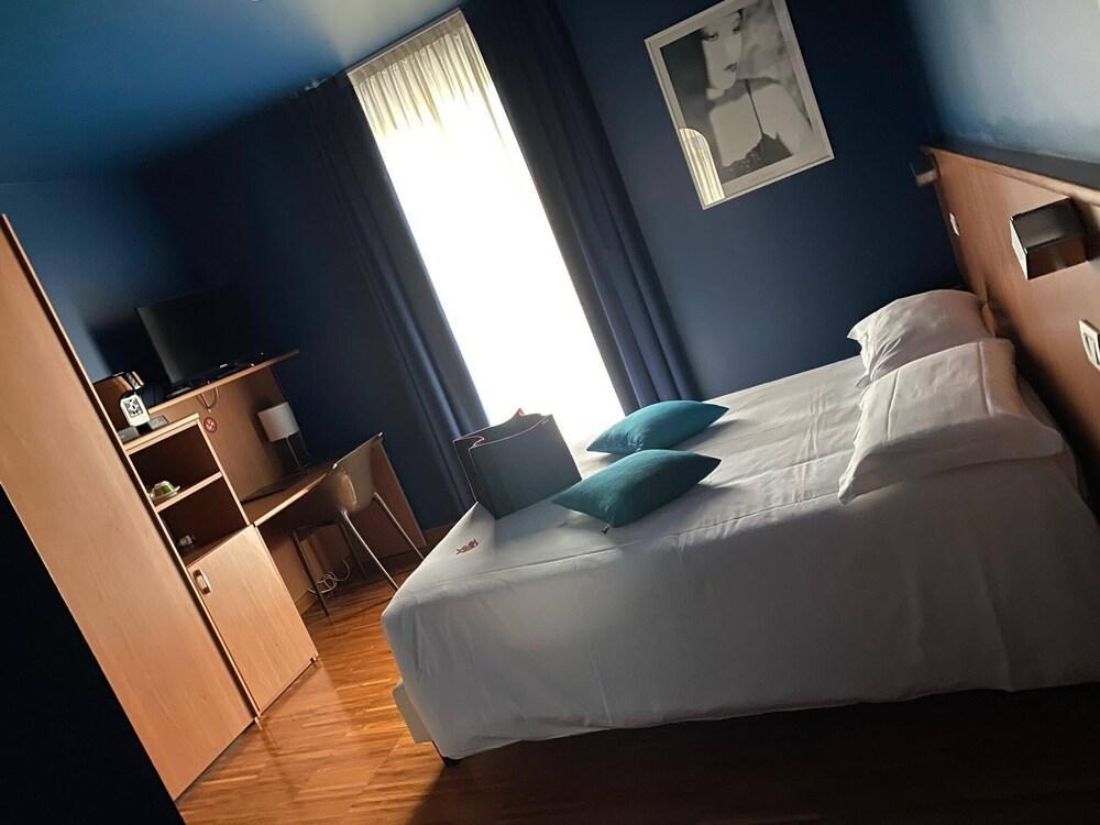Albergo Residenza Al Teatro Udine Exteriör bild