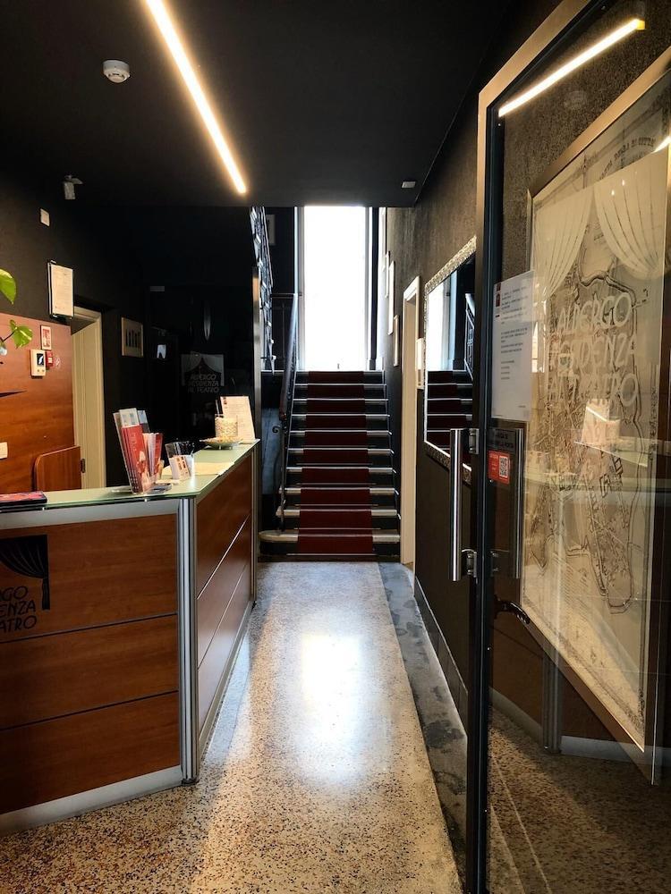 Albergo Residenza Al Teatro Udine Exteriör bild