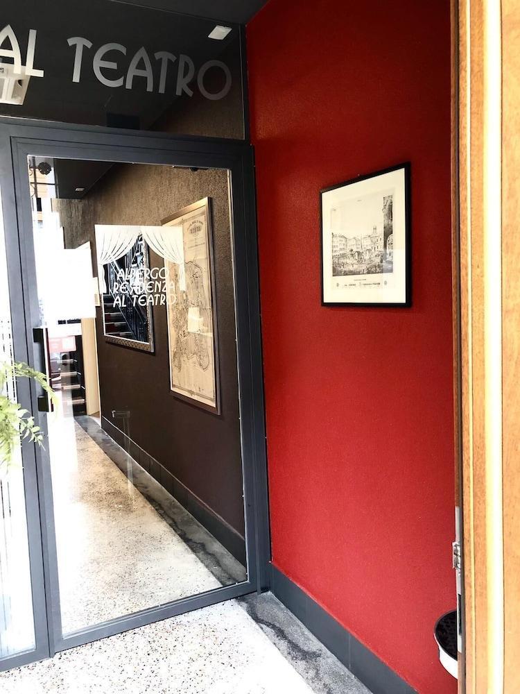 Albergo Residenza Al Teatro Udine Exteriör bild